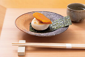 近江産の羽二重餅粉でついた小さな自家製の丸餅。これを炭火で焼いて、からすみをのせ、海苔で巻いて楽しむ、からすみ餅1,600円