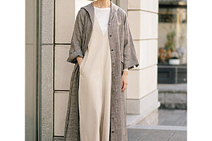 先染めリネンのグレンチェックワンピースは羽織りとしても使える。3万9600円。モードな印象のオールインワンは大人も着やすいミニマルなデザイン。2万9700円