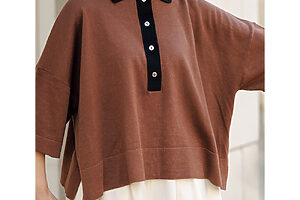 ボックスシルエットのニットポロ。身幅もアームホールも広めにデザインし、体のラインを拾う心配なし。和紙とコットンを撚糸した素材で涼しく、軽やかな着心地。2万900円