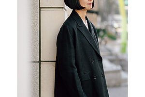 軽やかなダブルブレストのリネンジャケットは、どの身長の人が着てもサマになる着丈に設定。きちんと感はありつつも、ドロップショルダーで気負わず羽織れる。4万7300円