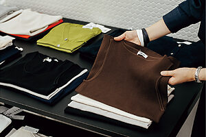 ホールガーメントと呼ばれる無縫製のニットトップス。ごわつきがなく肌あたりが優しい。ボートネック、スクエアネック、ユーネックの全3型。各7,700円