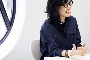 デニムは“主食服”だけれど、大人の女性が日常的に着るなら、柔らかい素材ときちんと感にこだわった“デニム風”がいい、と市原さん