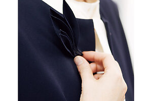 着用のジレと同じ素材でできたリーフモチーフのコサージュ。派手すぎないので、デイリーからオケージョンまでシーンを選ばず着けられる。全5色展開。3、850円〜