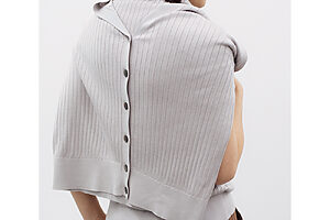 肌に心地よくなじむシルク100%のリブニットカーディガン。上質素材ながら、自宅で手洗い可能。揃いのノースリーブニットとアンサンブルで着こなしても。1万7600円