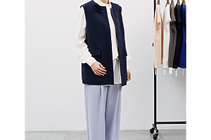 シーズンレスに着用できるブランド定番の二重織生地を使ったジレとパンツは、オケージョンにも。ジレ1万9800円、パンツ1万8700円、ボウタイブラウス2万3100円