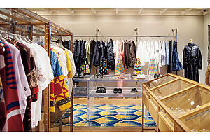 1Fはデザイナーズ、2Fはオリジナルブランドがメイン