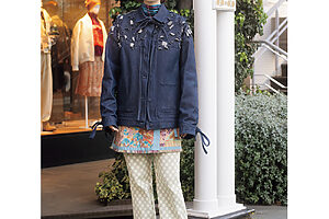 スタッフの足立愛子さん。〈セシリー・バンセン〉のジャケットを纏って