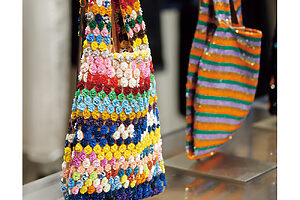 〈アシシュ〉に別注したバッグ。11万円〜