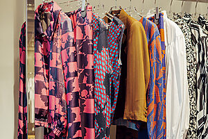 華やかなプリントを得意とする〈ドリス・ヴァン・ノッテン〉のアイテム