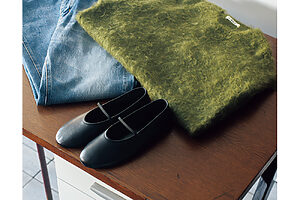 〈オーラリー〉のモヘアウールのニットに合わせたのは、デニムを得意とする日本のブランド〈ネプラ〉のパンツ。靴は〈ザ・ロウ〉。ニット4万4000円、パンツ2万8600円、靴15万4000円