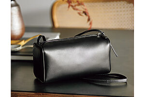 〈ザ・ロウ〉の中でも、バッグはとくに人気。28万3800円