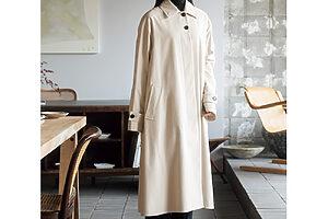 スタッフが着用しているのは、仕立ての美しさが目を引く〈ザ・ロウ〉のコート。60万3900円