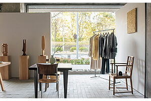 アートや家具も販売