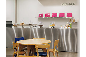 7Fの「ローズベーカリー」。キャロットケーキや自家製レモネードが評判