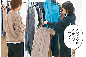 ワードローブに埋もれた“お宝”を次々探し出す大沼さん