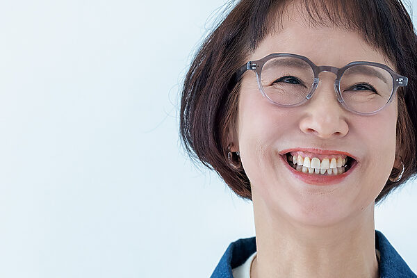 個性キラリ、おしゃれなメガネ──顔になじみやすい「定番タイプ」から賢く選ぶ