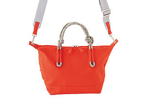 バッグ H18×W20×D5cm 215g 8,580円※スマホストラップ＆ミニポーチ付き（レイジースーザン TEL：03-3214-1165）