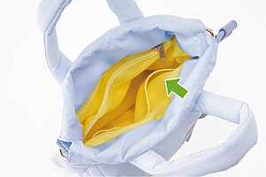 バッグを開けると内側は明るいイエローで、ペールブルーとの色合わせもかわいい