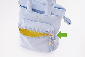 立体的な造りのフロントのポケットは、収納とともにデザインのアクセントにも