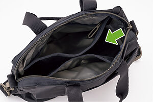 マチも広めで、開け口が大きく開くので使いやすい。内側は2つのポケット付き。