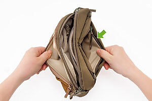 メイン収納のほか、本体の両面にポケットが。さらに前面には仕切りポケットも