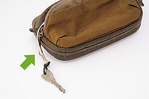 仕切りポケットの中に付いているキーストラップは、鍵がさっと取り出せて便利