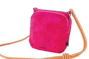 バッグ〈カセット サコッシュ〉 H18×W18×D12.5cm 160g 1万2320円、ロープストラップ4,730円（共にトポロジー／トポロジー フラッグシップショップ TEL：03-6427-4460）