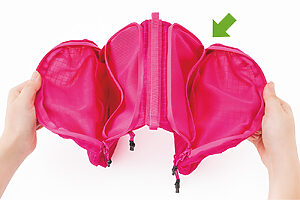 二つ折りになった本体両面のファスナーを開けると、ポケットが大きく開く