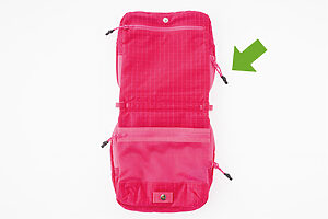 ボタンで留められている二つ折りを開くと、さらに2つのファスナーポケットも