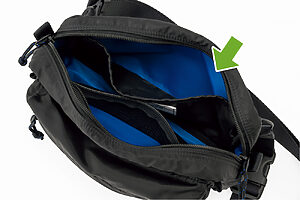 バッグの内側はマリンブルーになっていて、中に入れたものが見つけやすい