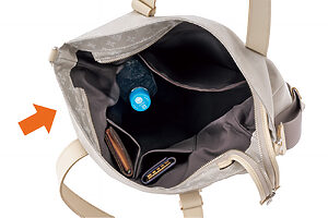 内側はオープンポケット2つのほか、ファスナーポケットとボトルホルダーも