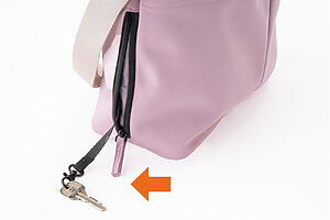 サイドポケットにキーストラップが隠れているのも、さりげないお助けポイント