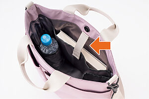 内側にはベルト付きオープンポケットのほか、ドリンクホルダーも2つ