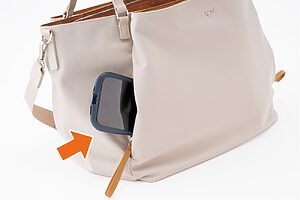 外ポケットのサイドにファスナーがあり、スマホなどがぴったり入る