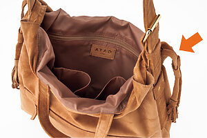 サイドの紐を引っ張ると巾着型となり、トートとはまた違った雰囲気に