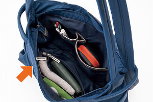 内側と外側になんと11個のポケットがあり、モノをきっちり仕分けして収納できる