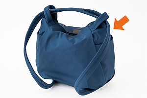 リュックとして使いたいときには、サイドに通した持ち手を後ろで絞るだけ