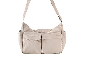 バッグ H26.5×W（上部）38×（下部）33.5×D11cm 330g※編集部調べ 2,990円。売切れ次第販売終了。（ユニクロ TEL：0120-170-296）