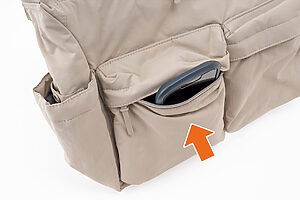 フロントにフラップのついたポケットと、両サイドにも小さなポケットがある