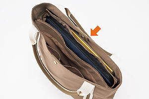 内側の真ん中はファスナー仕様となっており、両サイドがオープンタイプの収納