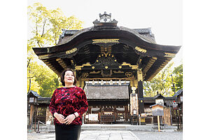 本殿正面に建つ唐門は、伏見城の遺構と伝えられ、欄間や扉などに豪華な装飾が施されている