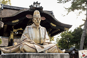 唐門の手前左側の秀吉公像は、陶器でできており、温かみのある独特の質感