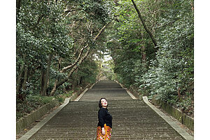 うっそうと繁った木々の間にある石段は500段ほどあり、上りきるまでに10分はかかる