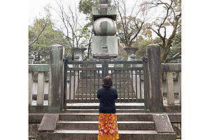 明治31年に再建された廟の墳上に建てられているのは、高さ10mの巨大な五輪石塔