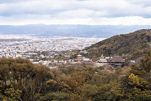 石塔の左側に立つと、京都の街が一望でき、清水の舞台が正面に見える