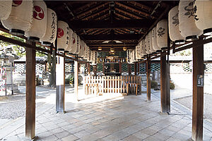 奥の本殿は絢爛豪華で極彩色の彫刻が施された、桃山時代を代表する大型建築