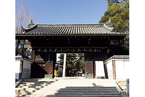 伏見城の正門であった大手門は、大手筋通に面して南向きに建てられている