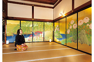 煌びやかな桃山文化を体現する伏見城の客殿を現在再建中。こちらは先行公開中の客殿の襖絵