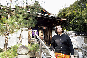 阿弥陀ヶ峰に向かい建てられた霊屋。内陣の厨子には、秀吉とねねの坐像が安置されている