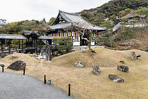 奥に見える開山堂を中心に池庭が東西に広がる。開山堂手前の屋根付き廊下は伏見城遺構の観月台